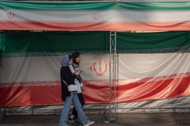 Apple Issues Warning on iPhone Spyware Targeting Iranians, Researchers Find