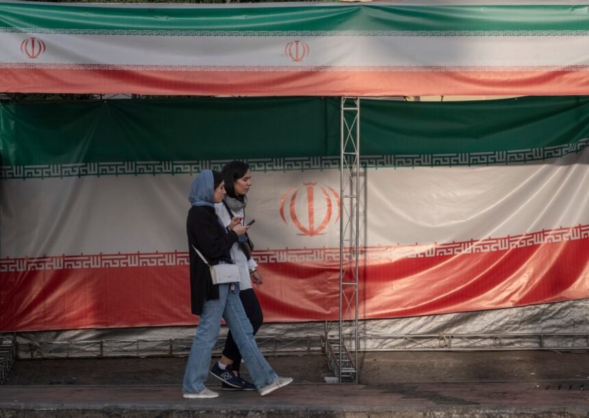 Apple Issues Warning on iPhone Spyware Targeting Iranians, Researchers Find