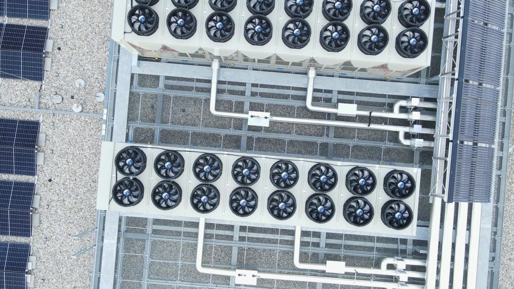 Introducing STULZ's Innovative CyberRack SideCooler: Maximizing Space ...