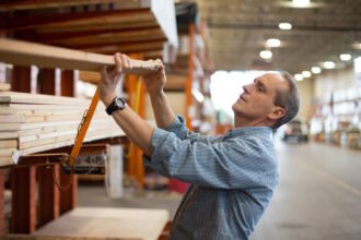 Is Home Depot a Top Dividend Stock Pick Amidst Interest Rate Cuts and Housing Market Recovery?