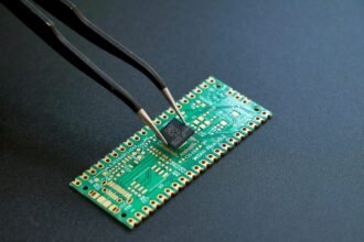 Battle of the Giants: Broadcom Challenges Nvidia with Revolutionary AI Networking Chip