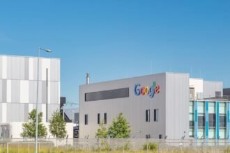 Reaching for the Sky: The Global Cloud Market Surpasses 0B