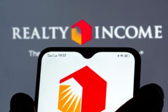 Securing Your Retirement: Long-Term Income Potential with These 2 Dividend Stocks