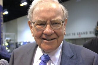 Analyzing Warren Buffett’s Impact on POOL Stock Performance for Investors