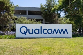 Qualcomm’s Stock Tumbles Amid Memory Market Challenges