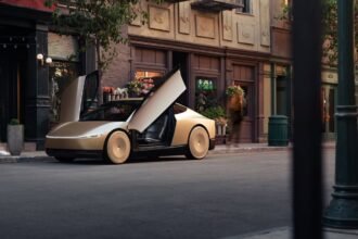 Tesla’s Futuristic No-Steering-Wheel Vehicle: Gauging Consumer Interest