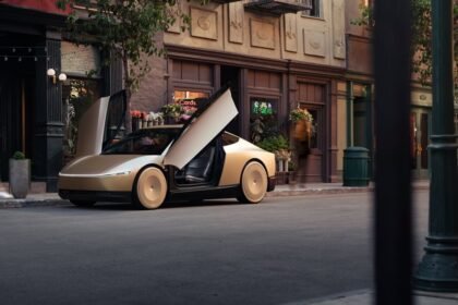 Tesla’s Futuristic No-Steering-Wheel Vehicle: Gauging Consumer Interest